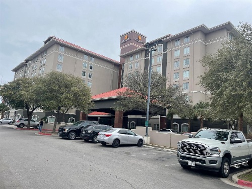 La Quinta Inn & Suites by Wyndham San Antonio Airport image 1