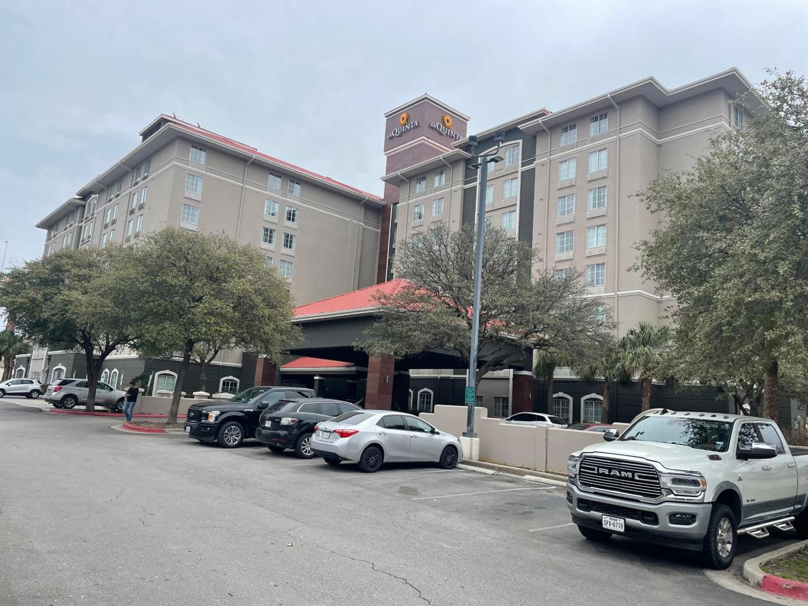 La Quinta Inn & Suites by Wyndham San Antonio Airport