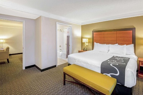 La Quinta Inn & Suites by Wyndham San Antonio Airport image 11
