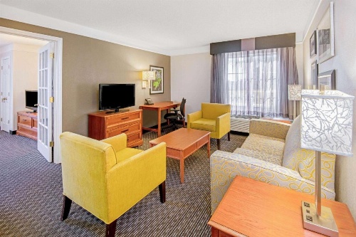 La Quinta Inn & Suites by Wyndham San Antonio Airport image 12