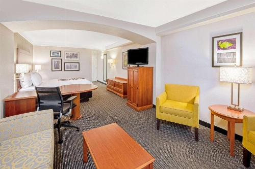 La Quinta Inn & Suites by Wyndham San Antonio Airport image 13