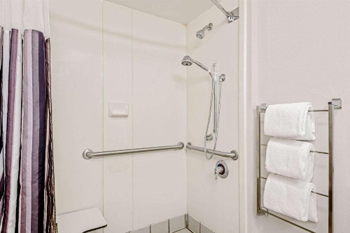 La Quinta Inn & Suites by Wyndham San Antonio Airport image 16