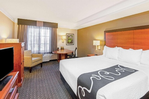 La Quinta Inn & Suites by Wyndham San Antonio Airport image 18