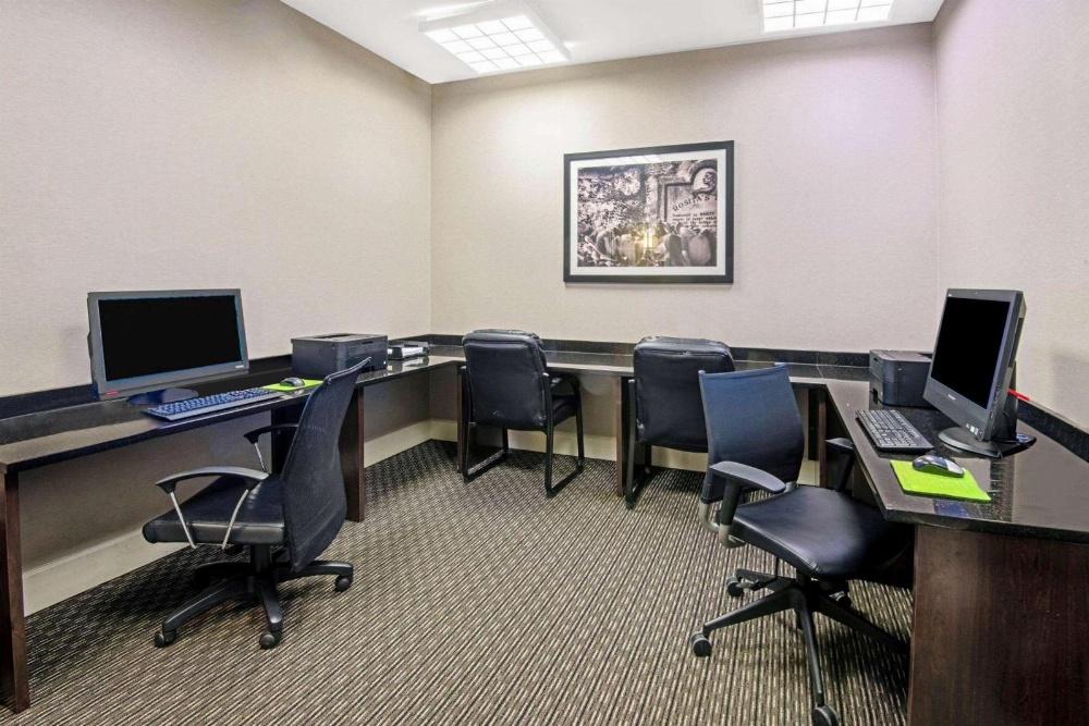 La Quinta Inn & Suites by Wyndham San Antonio Airport Main image