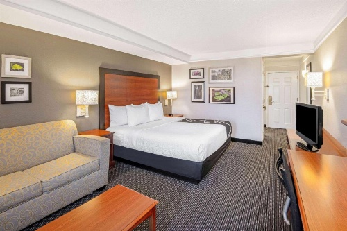 La Quinta Inn & Suites by Wyndham San Antonio Airport image 20
