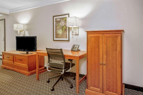 La Quinta Inn & Suites by Wyndham San Antonio Airport image 23