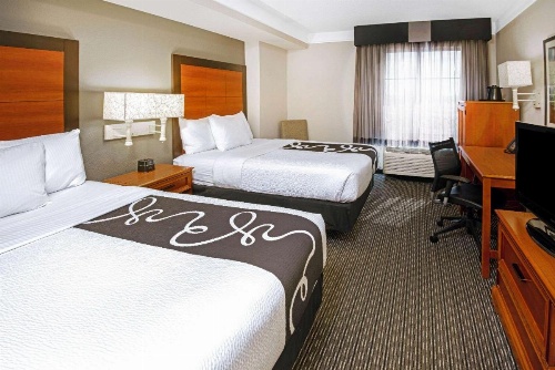 La Quinta Inn & Suites by Wyndham San Antonio Airport image 25
