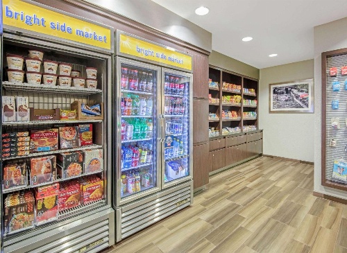 La Quinta Inn & Suites by Wyndham San Antonio Airport image 3