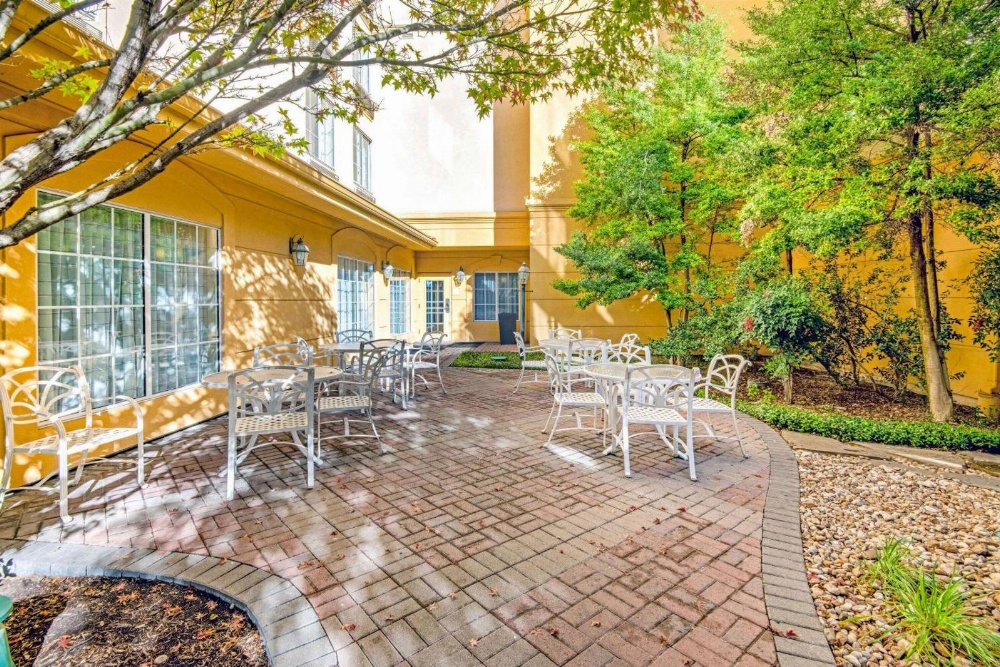 La Quinta Inn & Suites by Wyndham San Antonio Airport