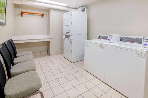 La Quinta Inn & Suites by Wyndham San Antonio Airport image 5