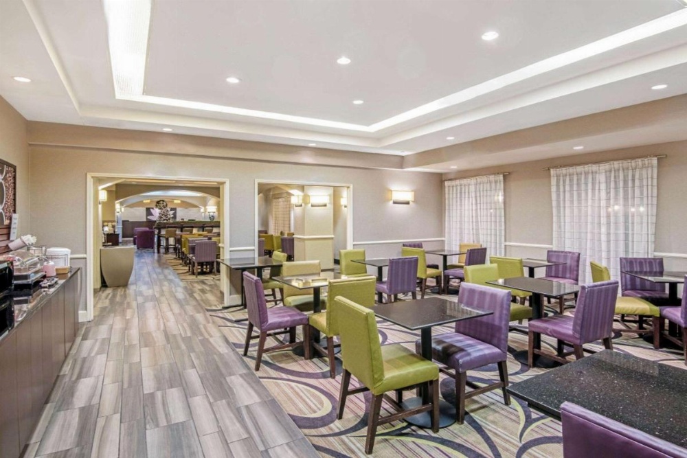 La Quinta Inn & Suites by Wyndham San Antonio Airport Image 6