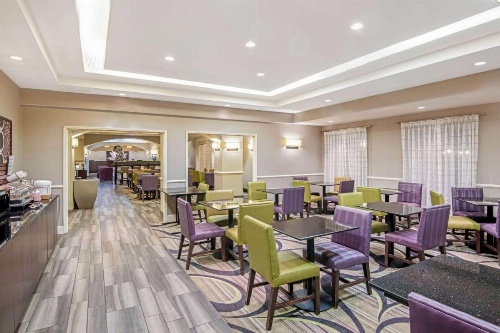 La Quinta Inn & Suites by Wyndham San Antonio Airport image 6