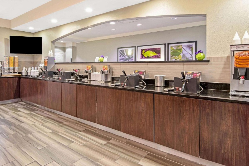 La Quinta Inn & Suites by Wyndham San Antonio Airport Image 7