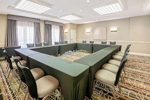 La Quinta Inn & Suites by Wyndham San Antonio Airport image 8