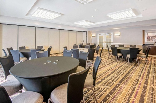 La Quinta Inn & Suites by Wyndham San Antonio Airport image 9
